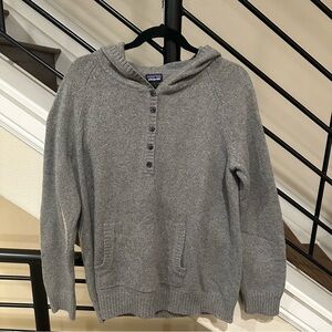 Patagonia gray pullover with hood